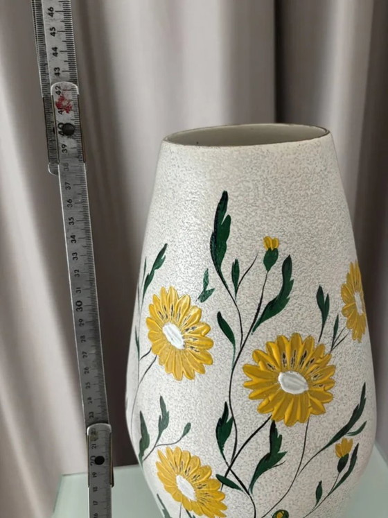 Grand vase à marguerites peint à la main – west Germany, Ceramic (photo 9 of 9)