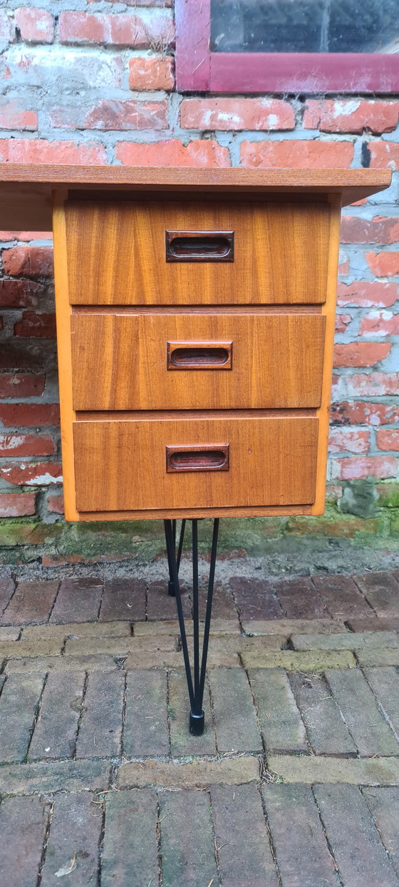 Image 1 of Bureau design vintage. Années 1960. Pieds en épingle à cheveux.