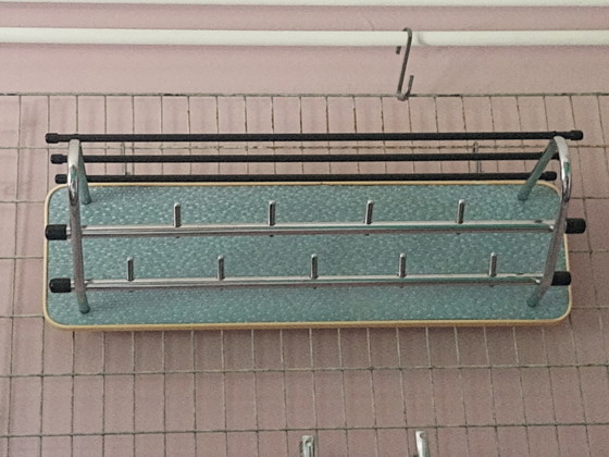 Prachtige 50's retro buisframe wandkapstok dubbele rij met hoedenrek, Bauhaus stijl blauw met chroom (photo 14 of 15)