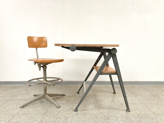 Image 1 of Mesa de dibujo «Reply» de Friso Kramer/Wim Rietveld con silla de arquitecto.