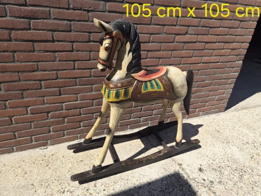 Magnifique vieux cheval à bascule en bois