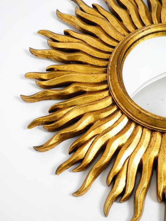 Image 1 of Grande specchio da parete Mid Century Modern Sunburst Kovex in legno e resina, placcato oro | Ø 52 cm