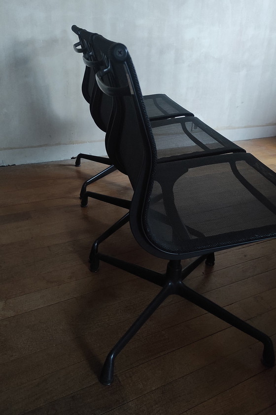 Image 1 of 3 sedie nere di Charles & Ray Eames EA105 per Vitra