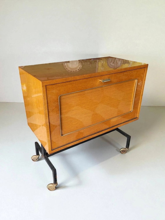 Mueble bar bajo con ruedas de los años 60 – Taburetes de bar, Wood, Vintage (photo 5 of 10)