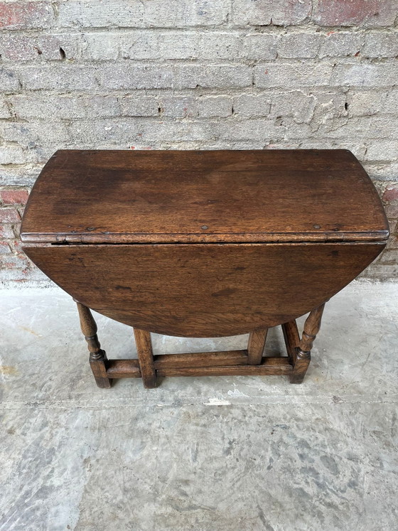 Image 1 of Tavolo antico in rovere con gambe a ribalta e cassetto