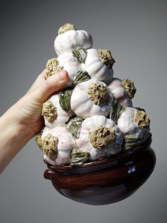 Image 1 of Vintage trompe-l'œil pyramid of garlic in glazed ceramic, Manises, Spain