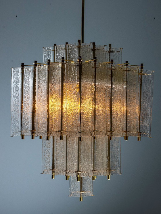 Image 1 of Kroonluchter van messing en gestructureerd ijsglas, jaren 50, Oostenrijk