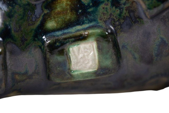 Image 1 of Valérie Courtet. Cocodrilo cargando hipopótamos. Contemporánea.