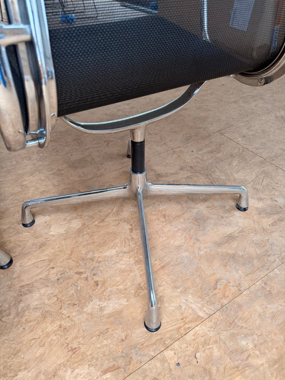 2 x chaises Vitra Eames Netweave EA 108 – Chaises pivotantes, Aluminium, Chrome (photo 5 of 6)