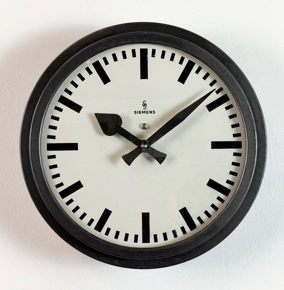 Image 1 of Reloj de pared industrial negro de Siemens, década de 1950.