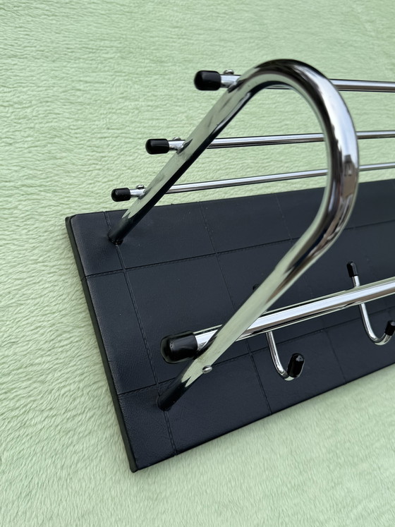 Image 1 of Seltene, ikonische Wandgarderobe aus den Sechzigerjahren | Verchromtes Rohrgestell | Sammlerwert & Museumszustand