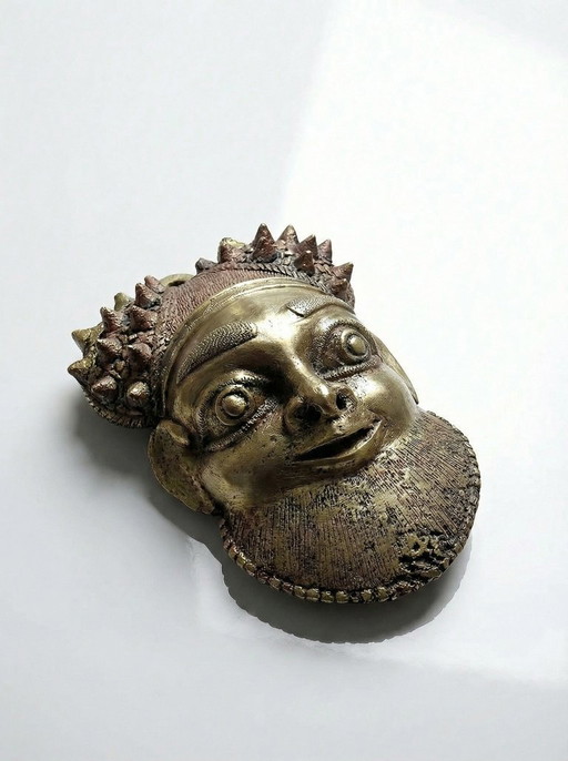 Pequeña máscara Oba de bronce dorado procedente de Bamoun, Camerún, África antigua