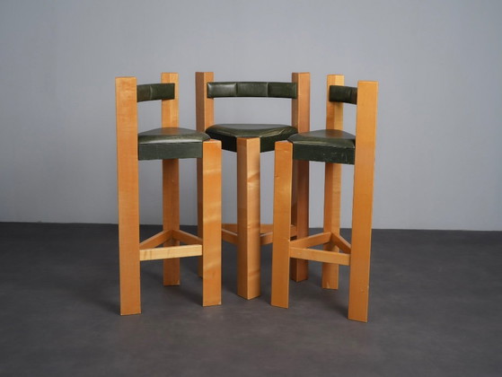 Set aus 3 architektonischen Barhockern aus Holz und Leder, 1990er Jahre, Grün (Foto 2 von 10)