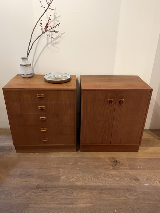 Zwei Vintage-Kasten aus Dänemark, Vintage-Ladenkast und Kastje mit Türen 