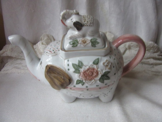 Olifantvormige theepot, wit keramiek met bloemmotief "Andrea by Sadek" vintage, Tafelaccessoires (foto 2 van 10)