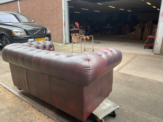Image 1 of Sofá Chesterfield inglés de cuero color burdeos.