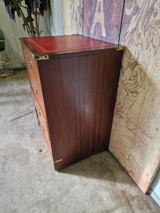 Image 1 of Cassettiera classica antica in legno in stile "cassapanca da campagna" con piano in pelle rossa