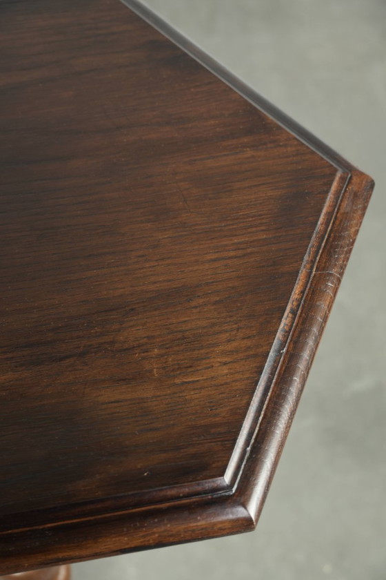 Image 1 of Élégante table d'appoint/table haute ancienne en chêne, ornée de magnifiques sculptures sur bois et dotée d'un pied tourné.