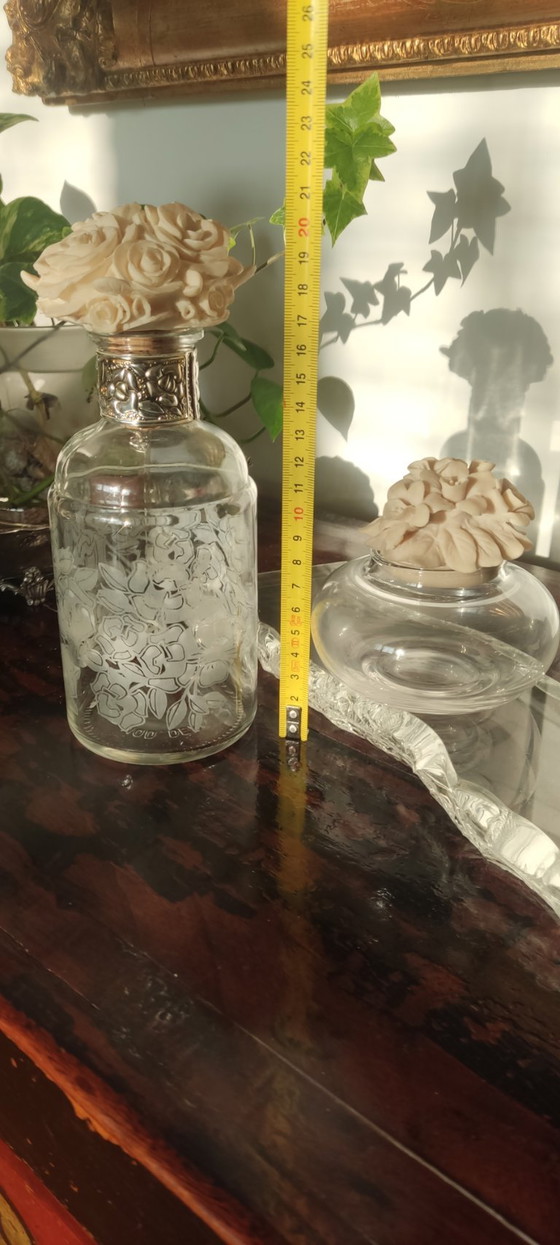 Image 1 of Set 2 Bottiglie da Bagno Vintage - Vetro Inciso e Tappi Floreali - Shabby Chic