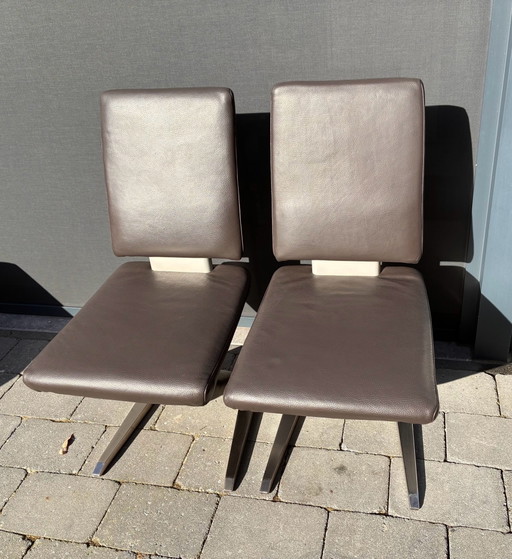 Dos sillas de comedor de diseño