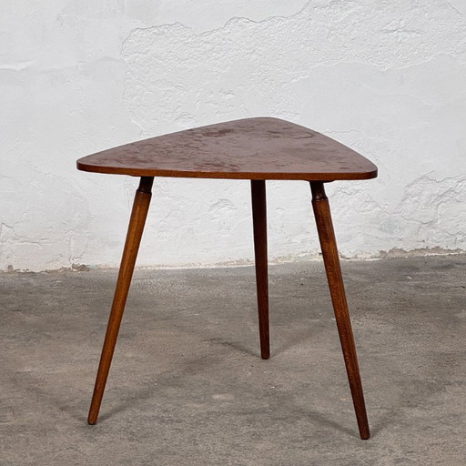 Mesa de centro triangular, década de 1960.