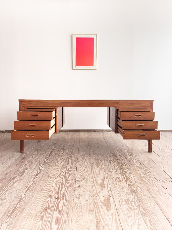 Image 1 of Scrivania direzionale in teak di metà secolo con intarsi in pelle