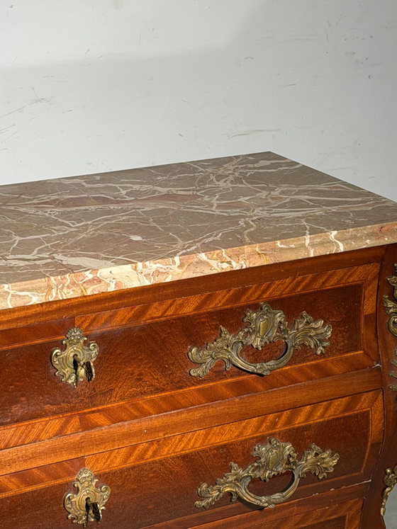 Cómoda antigua estilo Luis XV con tapa de mármol y herrajes de bronce. (photo 8 of 10)