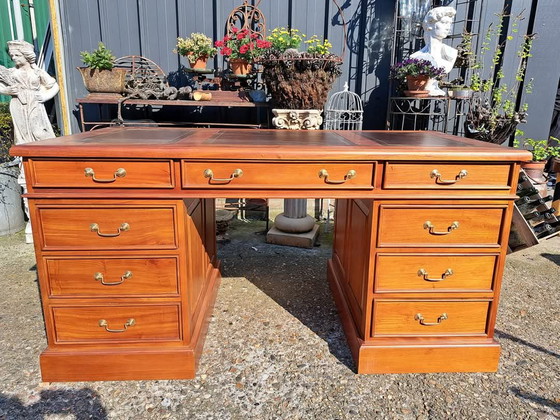 Image 1 of Klassischer englischer Schreibtisch, Desk, mit Ledereinlage in neuem Zustand Größe 150x75 und 76cm hoch