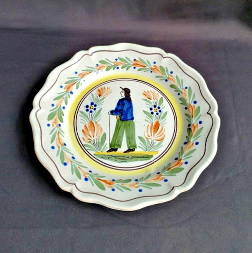 Grand plat ancien en Quimper. Décor au petit breton. 