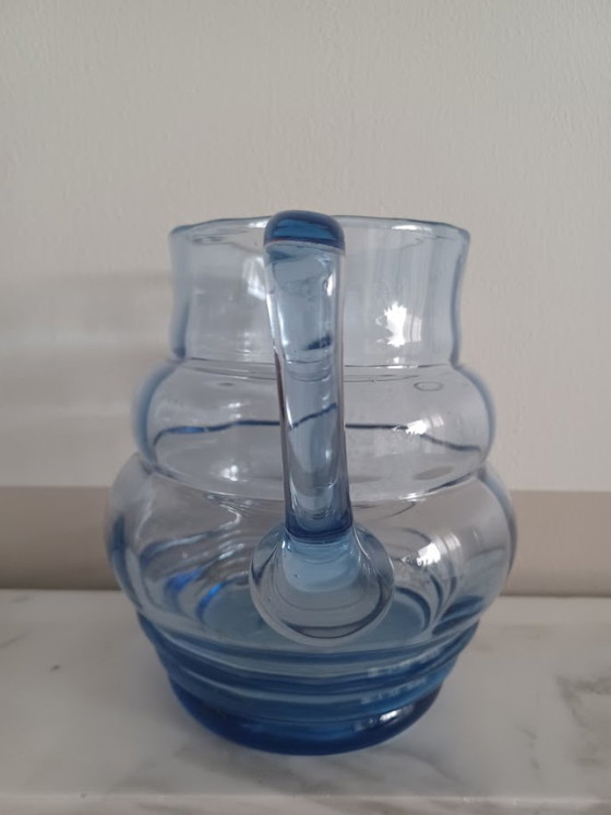 Image 1 of Vintage Art Deco stijl geribbelde blauwe glazen kan.