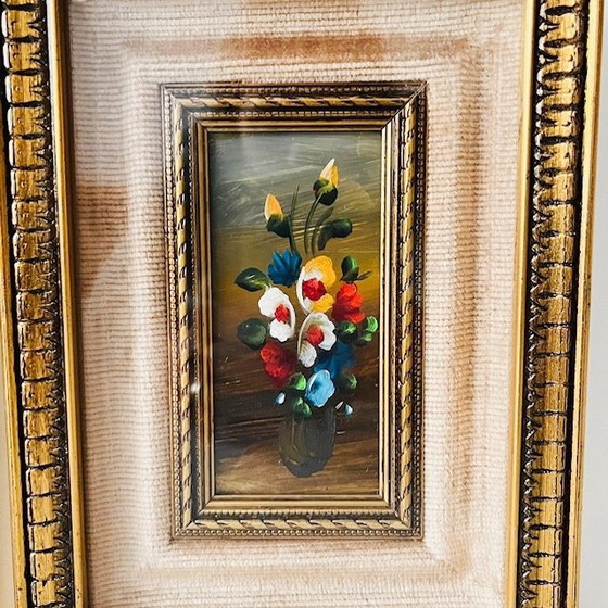 Image 1 of Set Mid-century Italiaanse olieverfschilderijen barok bloemen bloemboeket fluweel goud glas 1950's
