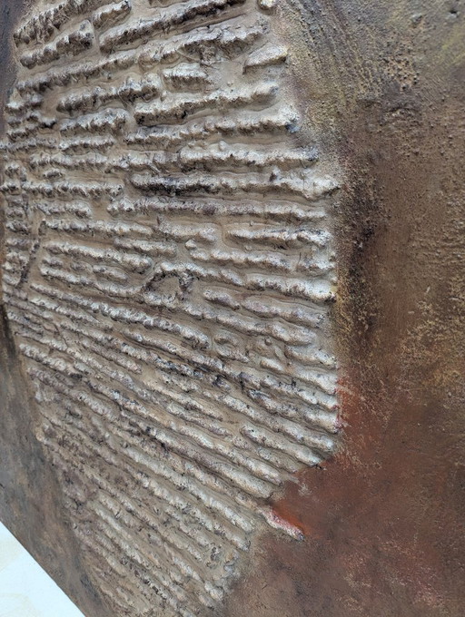 Líneas y Rostros – Objeto Escultórico de Pared con Relieve Crudo (121 × 121 × 4 cm)