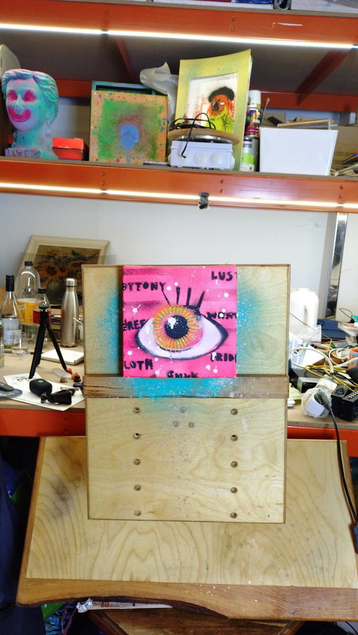 Présent – philosophie visuelle utilisant graffiti acrylique et pochoirs