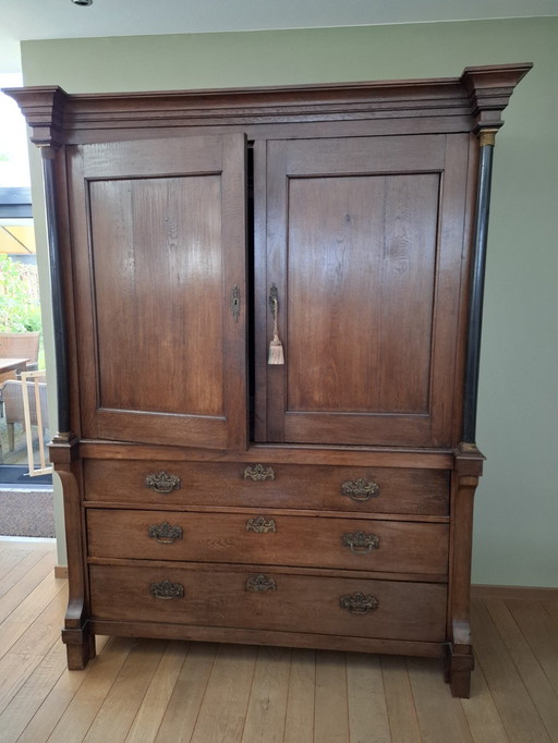Antiker Schrank