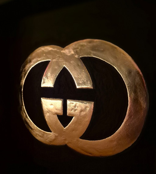 Logo Gucci plaqué or 23kt dans un cadre Edition limitée
