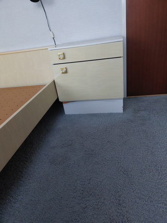 Image 1 of Lit simple vintage avec tables de chevet et coiffeuse