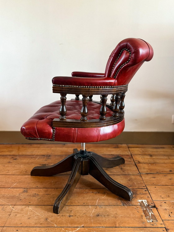 Image 1 of Silla de escritorio Chesterfield de cuero rojo con carácter atemporal