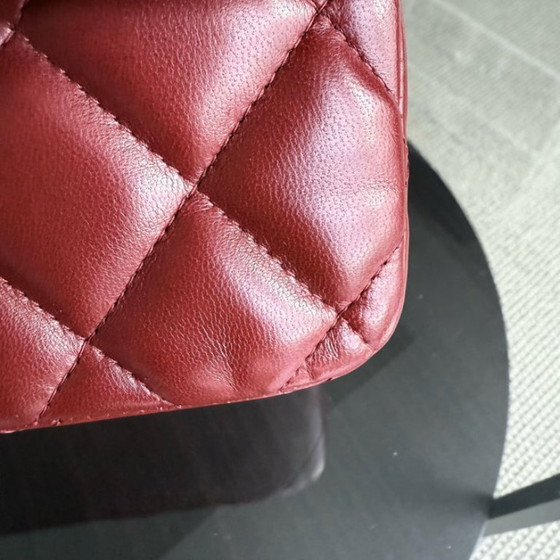 Image 1 of Borsa Chanel Classic Flap Jumbo - Doppia patta 30 cm in pelle di agnello trapuntata rosso scuro con finiture argentate, serie 15