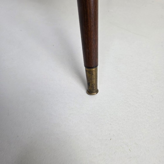 Image 1 of Tavolino da caffè vintage. Triangolare, a tre gambe, a forma di "rene". Piano in vetro con motivo retrò. Anni '50/'60.