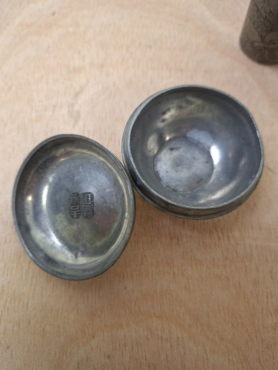 Image 1 of Vassoio cinese in peltro + tazza da tè Kut Hing Swatow 1950 ca.