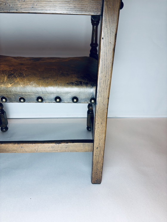 Image 1 of 🪑 Vintage eikenhouten armstoel met origineel leren bekleding (1920–1950)