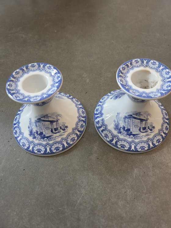 Coppia di candelabri "Ionian" della collezione Spode Blue Room, in ceramica decorata con tecnica transferware (photo 3 of 5)