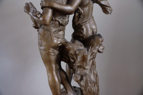 Una estatua dorada/cobriza de un niño y una niña jóvenes enamorados. – Esculturas, Metal (photo 4 of 19)