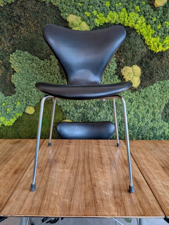 Image 1 of Tavolo Arne Jacobsen 3601 + 4 sedie Butterfly 3107 | Prima edizione
