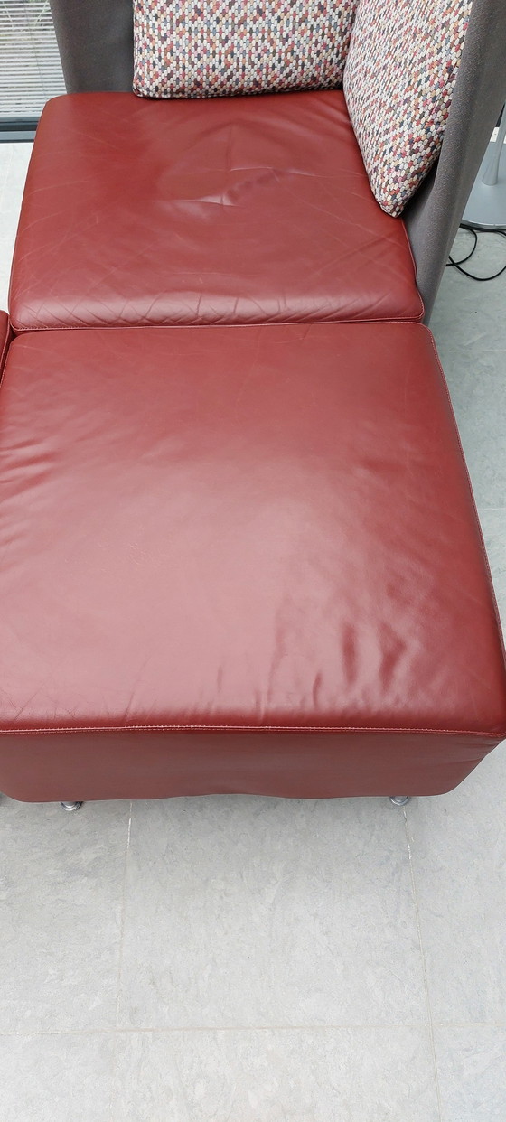 Image 1 of Zwei Montis Scene Sessel mit Ottomanen. Rot mit Anthrazit und attraktiven Kissen.