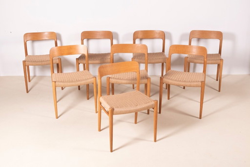 8x Niels Møller Modelo 75 en roble, década de 1960, Dinamarca