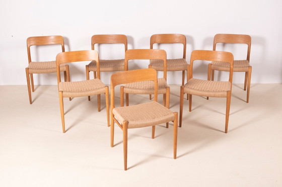 Image 1 of 8x Niels Møller Modelo 75 en roble, década de 1960, Dinamarca