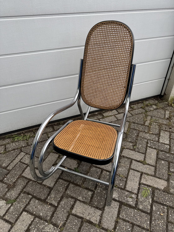 Image 1 of Sedia a dondolo vintage in stile Marcel Breuer con struttura cromata e seduta in vimini.