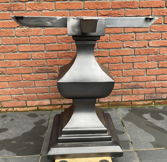 Image 1 of Eettafel rond. Eikenhouten blad met metalen onderstel.
