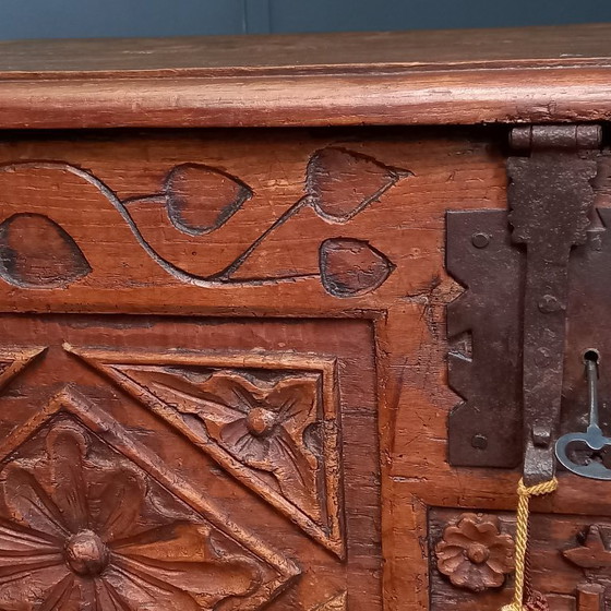 Image 1 of coffre en bois de châtaignier du XVIIIe siècle